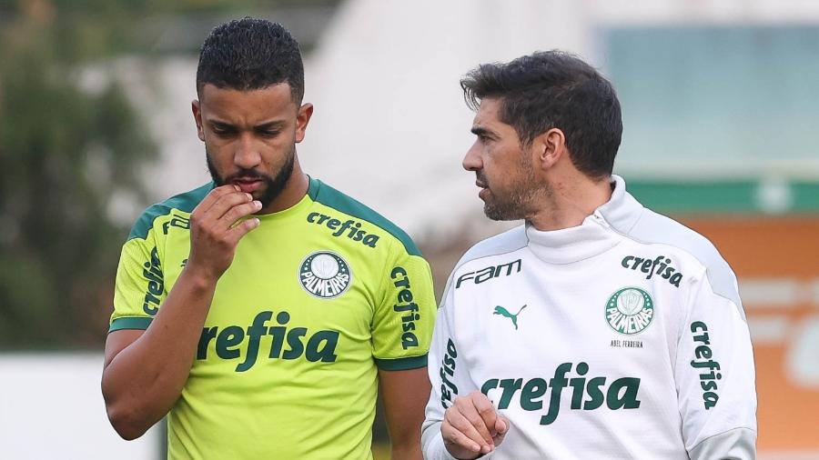 Jorge conversa com Abel Ferreira no treino do Palmeiras, na Academia de Futebol - Cesar Greco