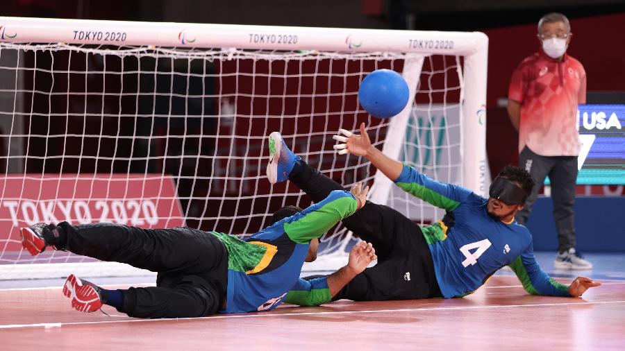 Romário e Leomon, da seleção brasileira de goalball; Brasil enfrentou a Lituânia na semifinal das Paralimpíadas 2020 - Lintao Zhang/Getty Images