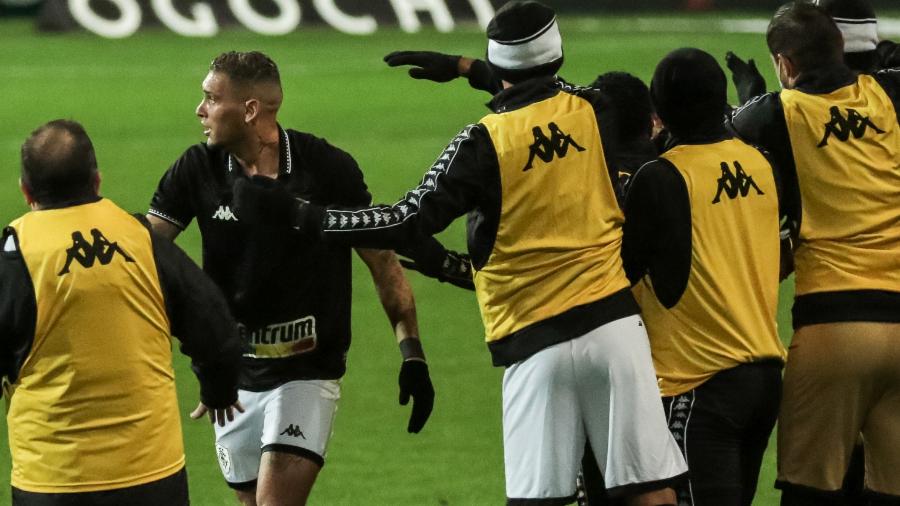 Jogadores do Botafogo comemoram gol de Rafael Navarro contra o Coritiba, pela 21ª rodada da Série B - Robson Mafra/AGIF