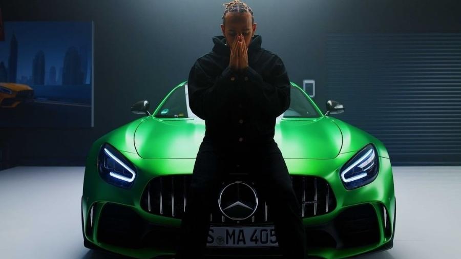 Lewis Hamilton posa com sua Mercedes verde limão - Reprodução/Instagram