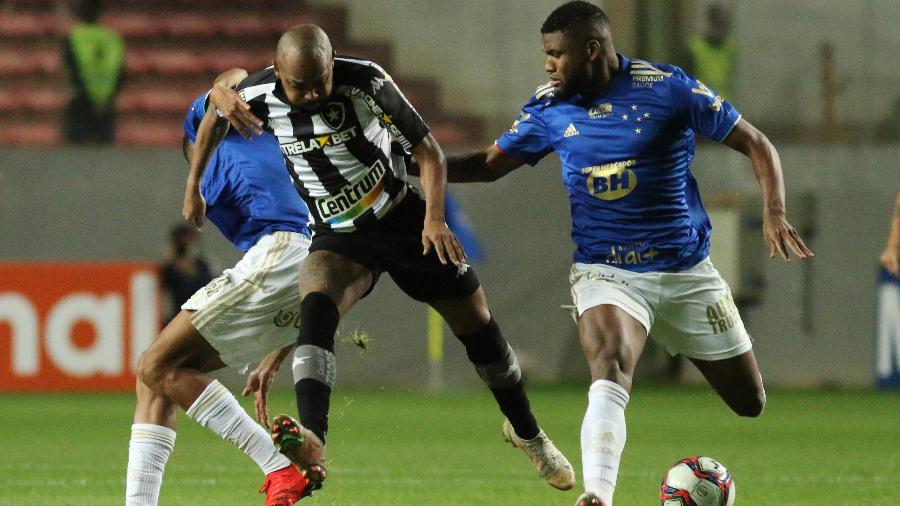 Chay, do Botafogo, disputa a bola com dois jogadores do Cruzeiro no clássico entre as duas equipes na Série B - Fernando Moreno/AGIF