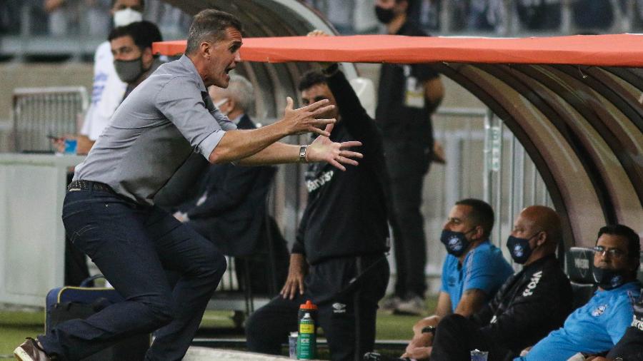 O técnico Vagner Mancini tenta corrigir os problemas defensivos do Grêmio - Fernando Moreno/AGIF