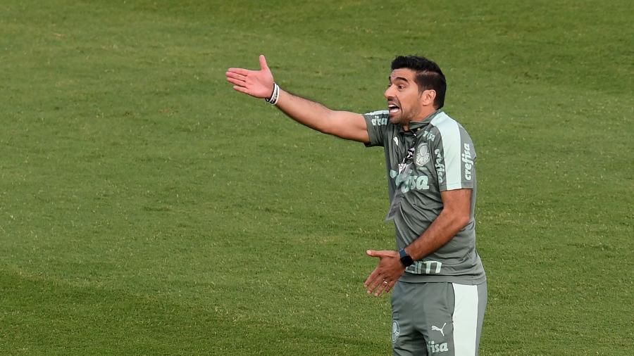 Abel Ferreira grita para seus jogadores durante a final da Libertadores entre Palmeiras e Flamengo - Staff Images/Conmebol