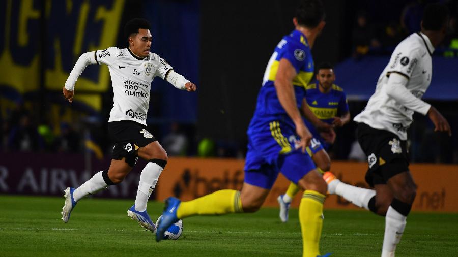 Du Queiroz, do Corinthians, em partida contra o Boca Juniors; volante abriu o placar na Argentina - Staff images / CONMEBOL