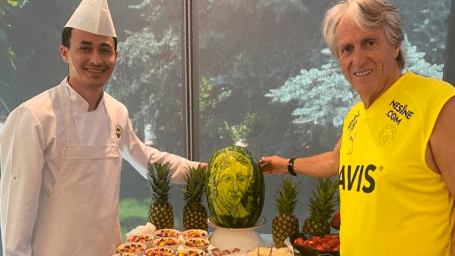 Jorge Jesus recebe homenagem do Fenerbahçe com seu rosto desenhado em uma melancia - Reprodução/Instagram