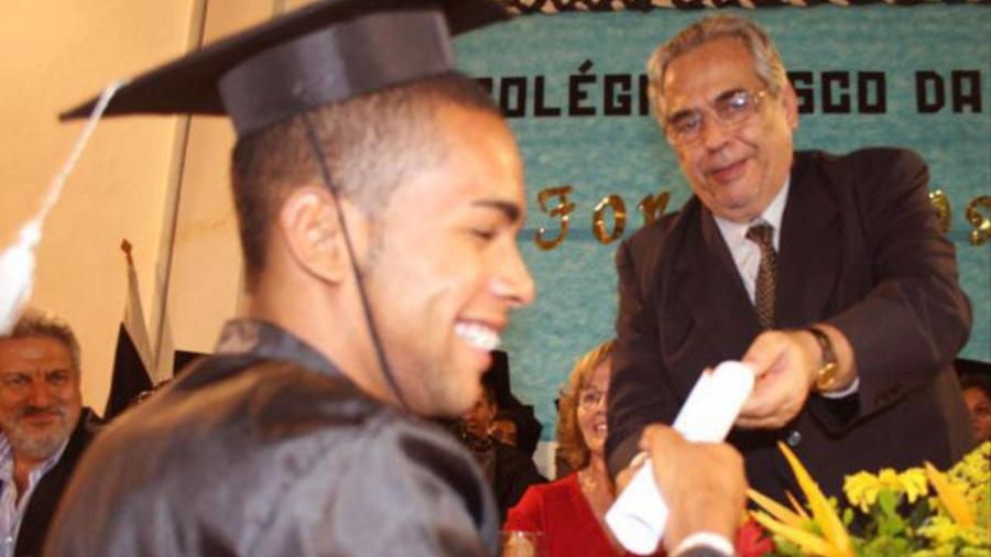 Alex Teixeira, com 17 anos, recebe de Eurico Miranda seu diploma de Ensino Médio do Colégio Vasco da Gama - Paulo Fernandes / Vasco