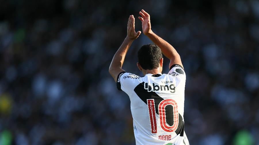 Nenê aplaude para a torcida do Vasco na partida contra a Chapecoense pela Série B - Daniel Ramalho/CRVG