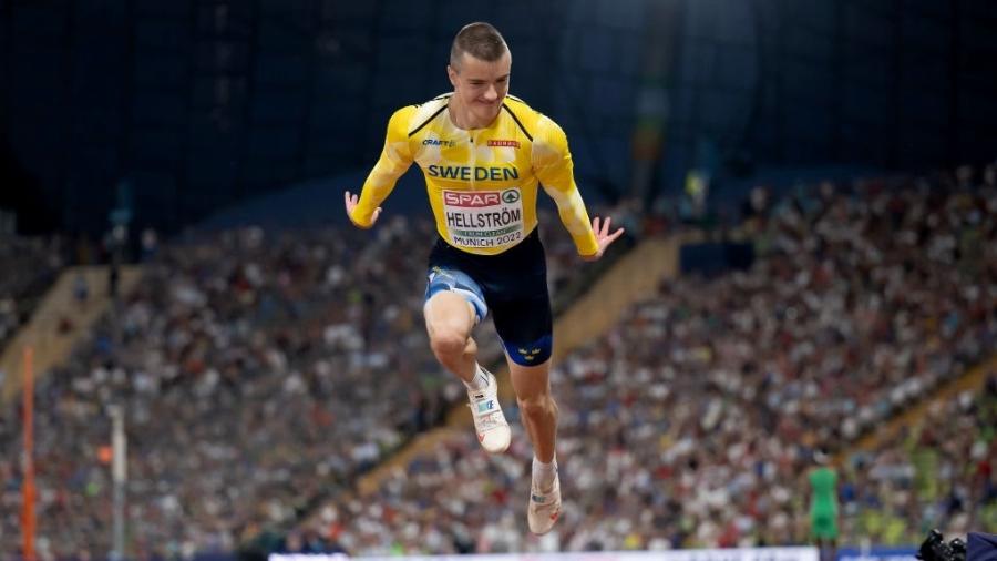 Jesper Hellstrom, da Suécia, durante a final do salto triplo masculino no Campeonato Europeu de Munique - Matthias Hangst/Getty Images