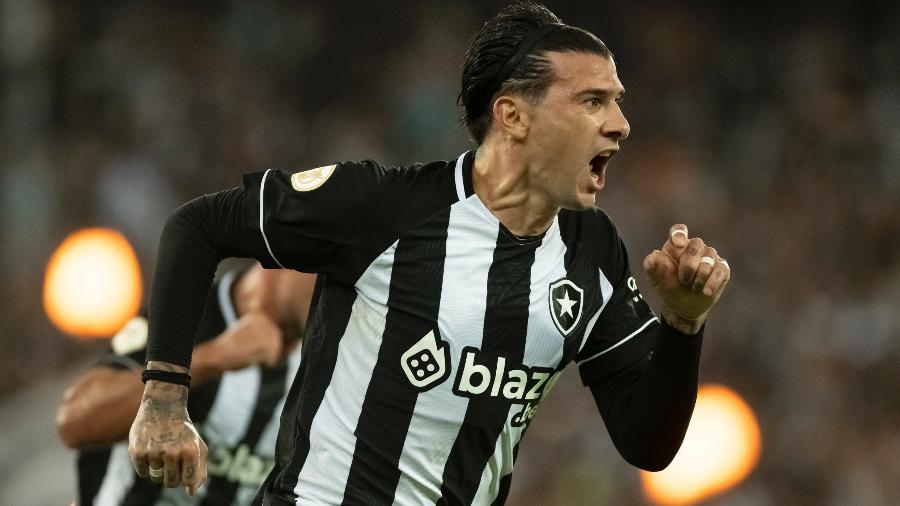 Victor Cuesta está emprestado pelo Inter ao Botafogo até dezembro de 2023 - Jorge Rodrigues/AGIF