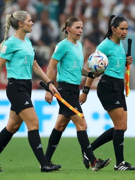 Neuza Back, Stéphanie Frappart e Karen Diaz Medina: o trio de arbitragem de Costa Rica x Alemanha na Copa do Mundo do Qatar - Alex Grimm/Getty Images