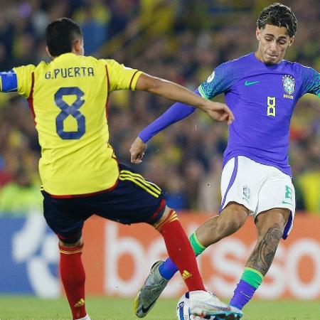 Jogadores de Brasil e Colômbia disputam bola durante partida do Sul-Americano Sub-20 - Rafael Ribeiro / CBF