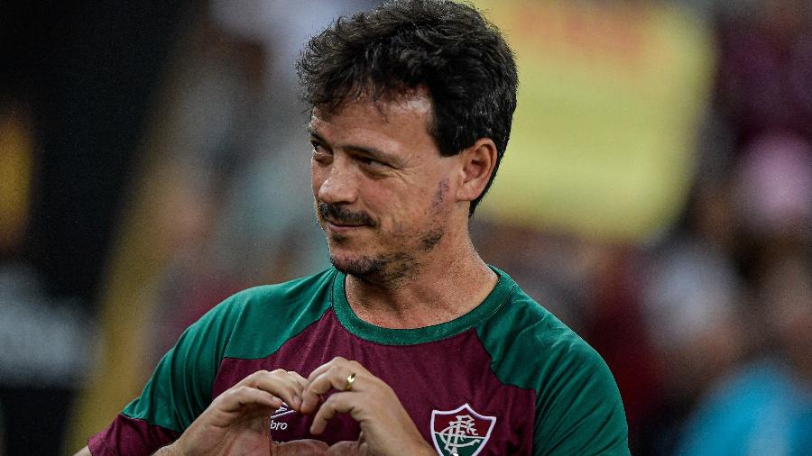 Fernando Diniz, técnico do Fluminense, acena para torcedores antes de jogo contra o River Plate: 5 a 1 - Thiago Ribeiro/AGIF