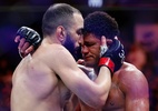 Durinho chora ao sair do octógono com derrota para Belal e lesão no UFC 288; veja