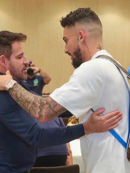 Alex Telles com Ramon Menezes durante apresentação da seleção brasileira - Joilson Marconne/CBF