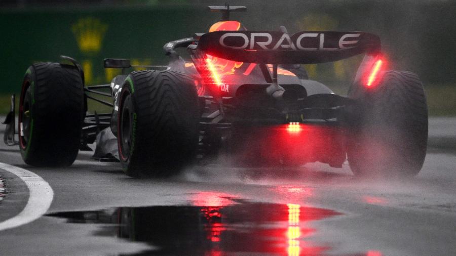Max Verstappen controla o carro no circuito molhado no treino livre do GP do Canadá - CLIVE MASON/Getty Images via AFP