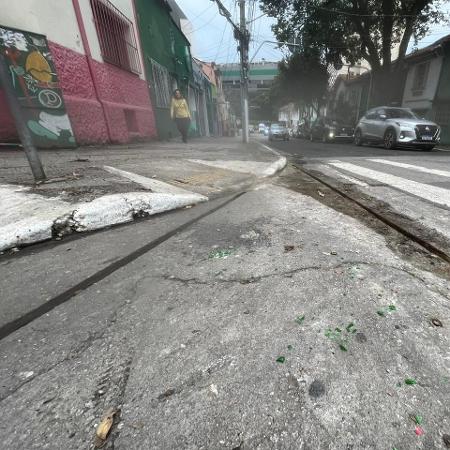 Esquina da Rua Caraíbas com a Rua Venâncio Aires, próximo ao Allianz Parque, tinha resquício de garrafas de vidro - Flavio Latif/UOL