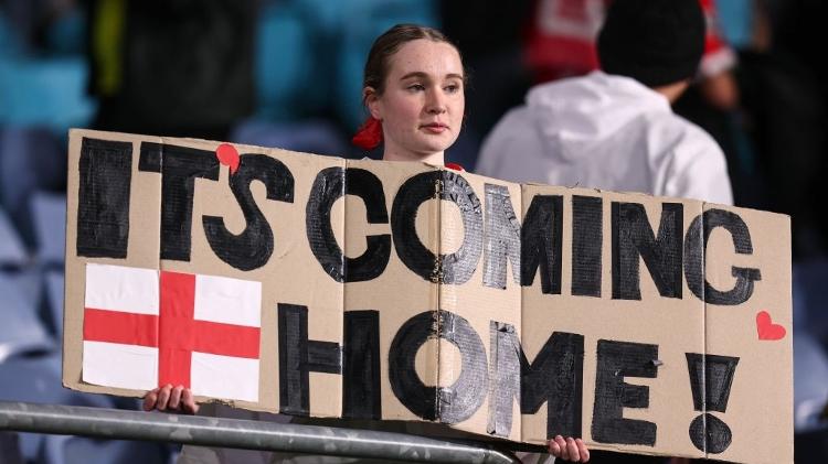 Torcedora com o cartaz 'Its Coming Home' durante partida entre Inglaterra e Colômbia