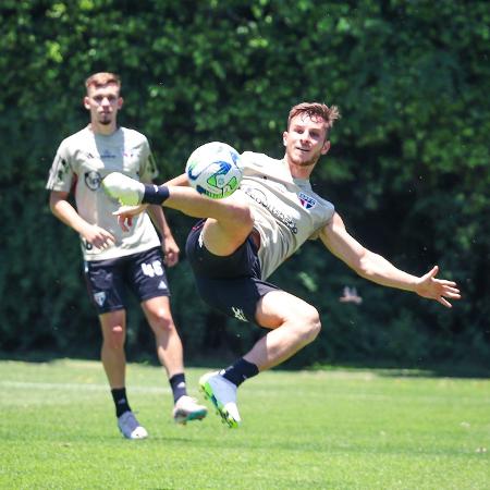 Meio-campista Galoppo durante treino do São Paulo no CT da Barra Funda