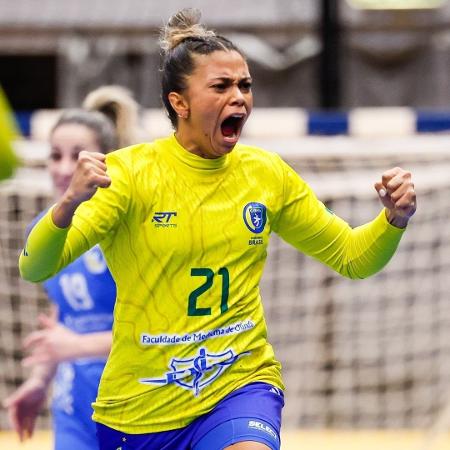 Adriana Cardoso comemora ponto da seleção brasileira no Mundial de Handebol feminino