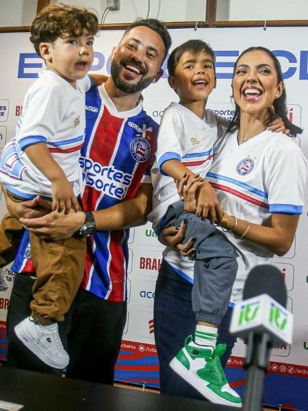 Everton Ribeiro e família durante apresentação no Bahia