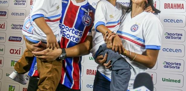 Filho de Everton Ribeiro canta hino do Flamengo em apresentação no Bahia