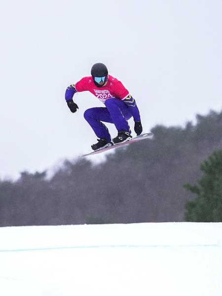 Brasileiro Zion Bethonico durante a prova de snowboard cross em Gangwon 2024