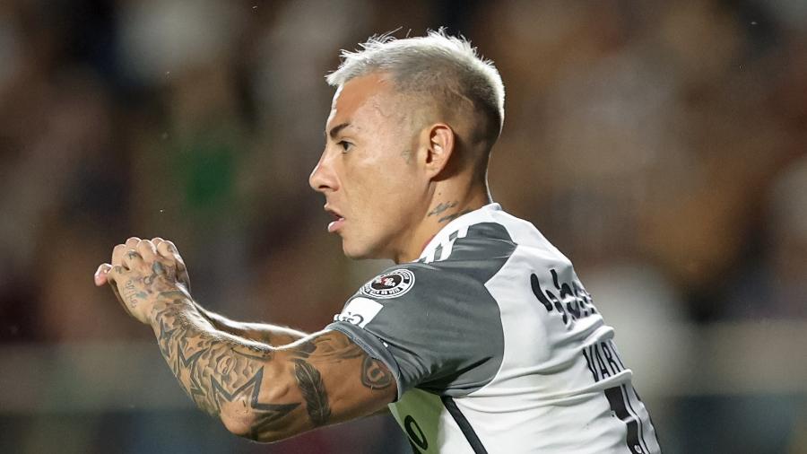 Vargas comemora gol do Atlético-MG sobre o Fluminense em confronto do Campeonato Brasileiro