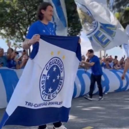 Cássio posa com bandeira do Cruzeiro