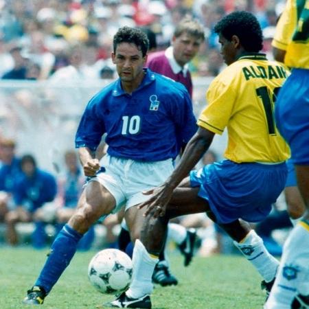 Roberto Baggio em ação no jogo da Itália contra o Brasil, na Copa do Mundo de 1994