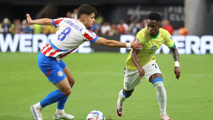 Vini Jr tenta fazer a jogada em Paraguai x Brasil, confronto da Copa América
