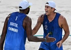 Evandro e Arthur vencem com facilidade no vôlei e vão às oitavas em Paris - REUTERS/Dylan Martinez