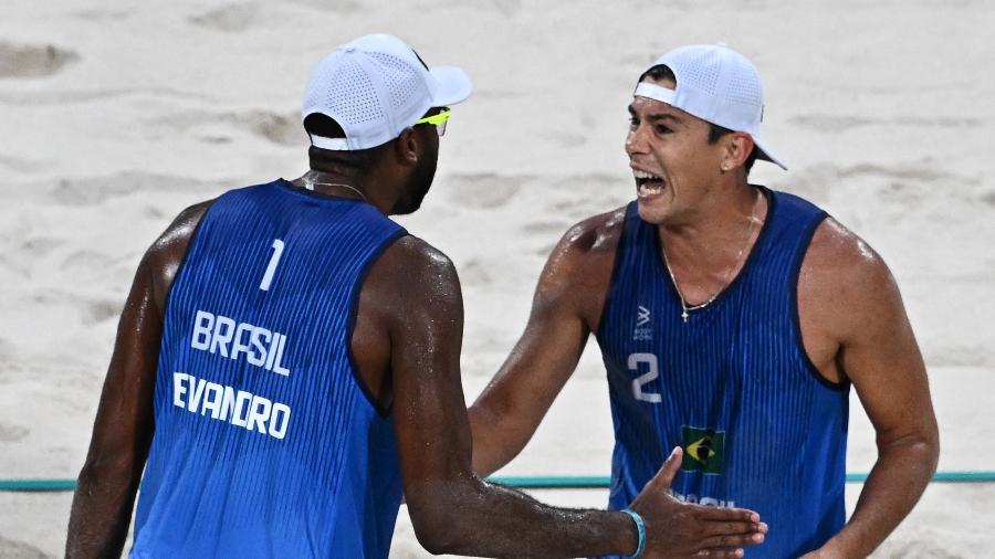 Evandro e Arthur celebram ponto sobre dupla do Canadá em jogo do vôlei de praia nas Olimpíadas