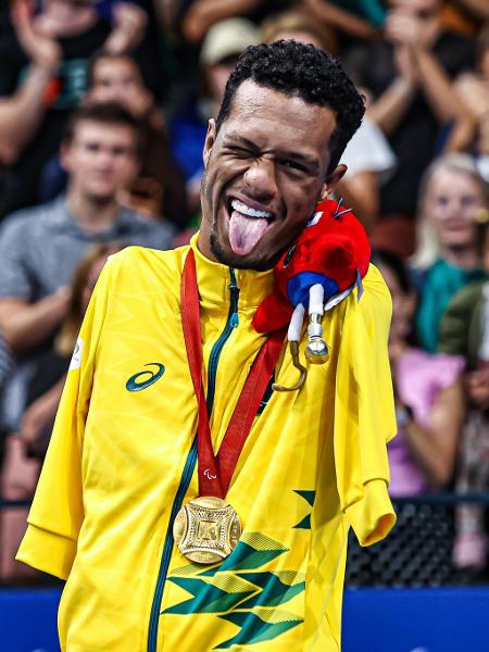 Gabriel Araújo, da natação paralímpica, celebra ouro nos 100m costas