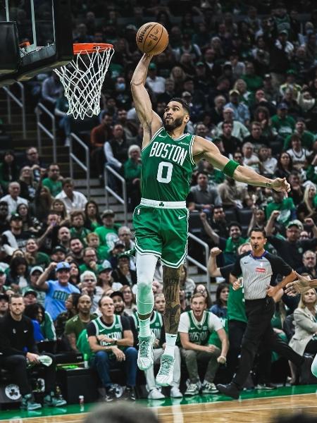 Jayson Tatum enterrando a bola na partida da NBA contra o NY Knicks; time de Boston terá 18 transmissões na ESPN na temporada regular