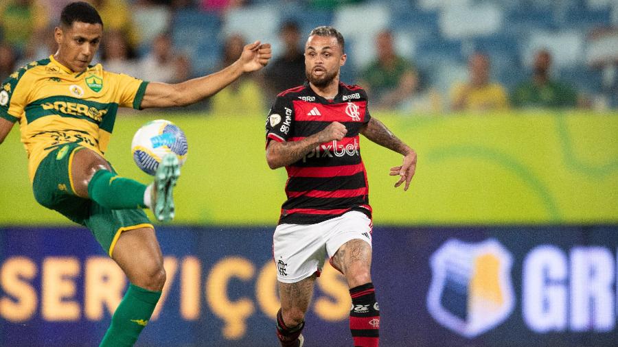 Bruno Alves e Michael em ação durante jogo entre Cuiabá e Flamengo pelo Brasileirão