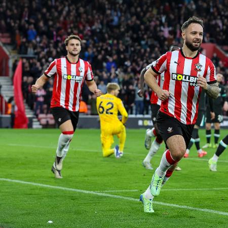 Adam Armstrong, do Southampton, comemora gol contra o Liverpool: time acabou rebaixado