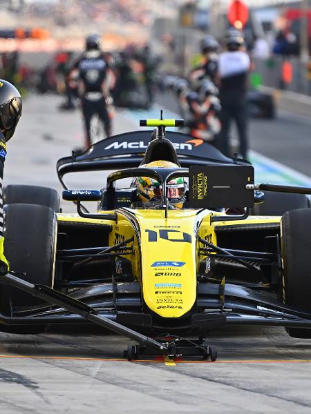 Gabriel Bortoleto durante parada no GP do Qatar de Fórmula 2