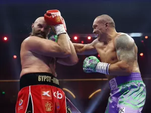 Usyk vence Tyson Fury novamente, mantém títulos e amplia invencibilidade no boxe