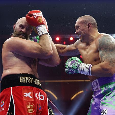 Tyson Fury (esquerda) foi derrotado por Oleksandr Usyk em revanche no boxe