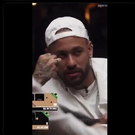 Neymar mostrou a aliança após ouvir convite para a balada e disse que está "aposentado" - Reprodução/Poker Stars