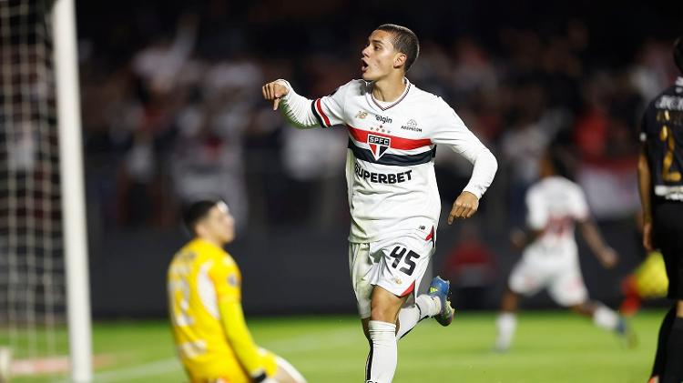 Lucca comemora seu primeiro gol como profissional pelo São Paulo; ele marcou contra Libertad Lucca comemora seu primeiro gol como profissional pelo São Paulo; ele marcou contra Libertad