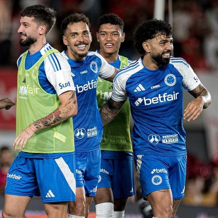 Carlos Eduardo comemora gol do Cruzeiro sobre o Vila Nova em jogo da Copa do Brasil