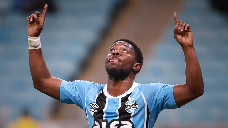 Amuzu, do Grêmio, celebra gol sobre o São José em partida da Recopa Gaúcha