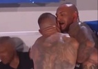 À la Mike Tyson! Lutador morde e arranca pedaço de orelha de rival em luta de MMA; veja