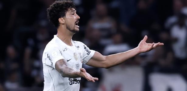 Gustavo Henrique lamenta queda do Corinthians: 'Correr atrás é complicado'