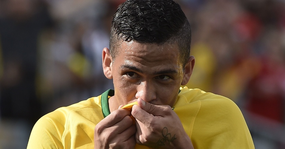 Luciano beija o escudo do Brasil depois de marcar contra o Panamá