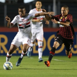 Thiago Mendes carrega a bola durante o jogo entre São Paulo e Atlético-PR - Robson Ventura/Folhapress