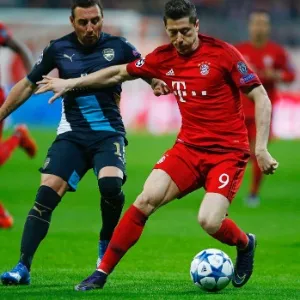 Lewandowski protege a bola contra Santi Cazorla, no jogo contra o Arsenal. Polonês abriu o placar - Michael Dalder / REUTERS