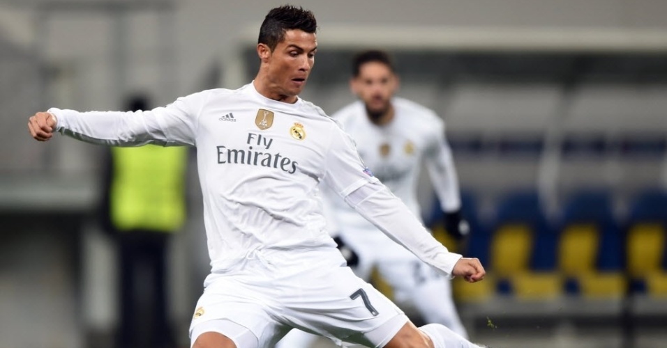Cristiano Ronaldo arrisca chute em duelo do Real Madrid contra o Shakhtar, na Ucrânia. Português abriu o placar