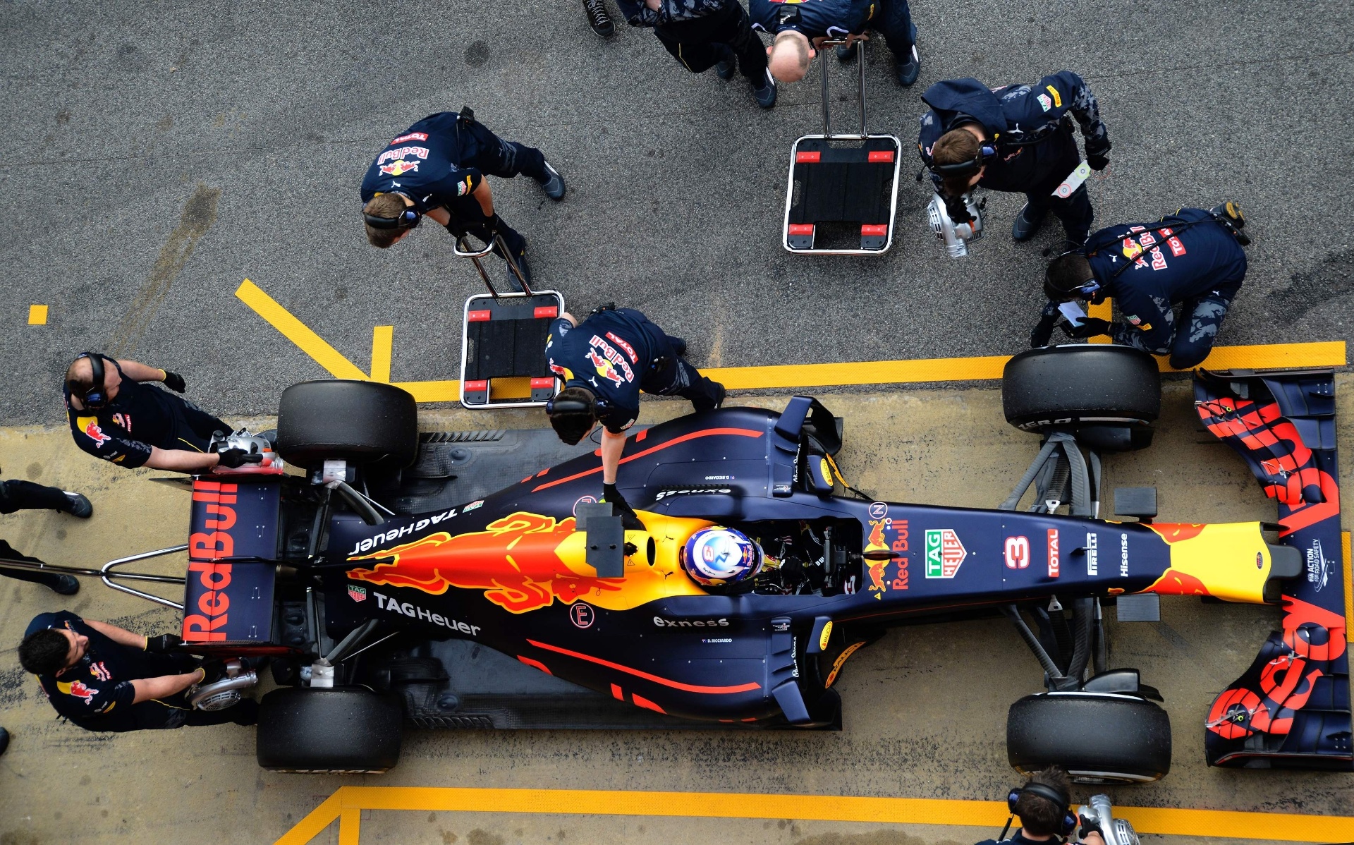 Daniel Ricciardo para nos boxes durante teste da Red Bull em Barcelona na terça-feira (23) - José Jordan/AFP Photo